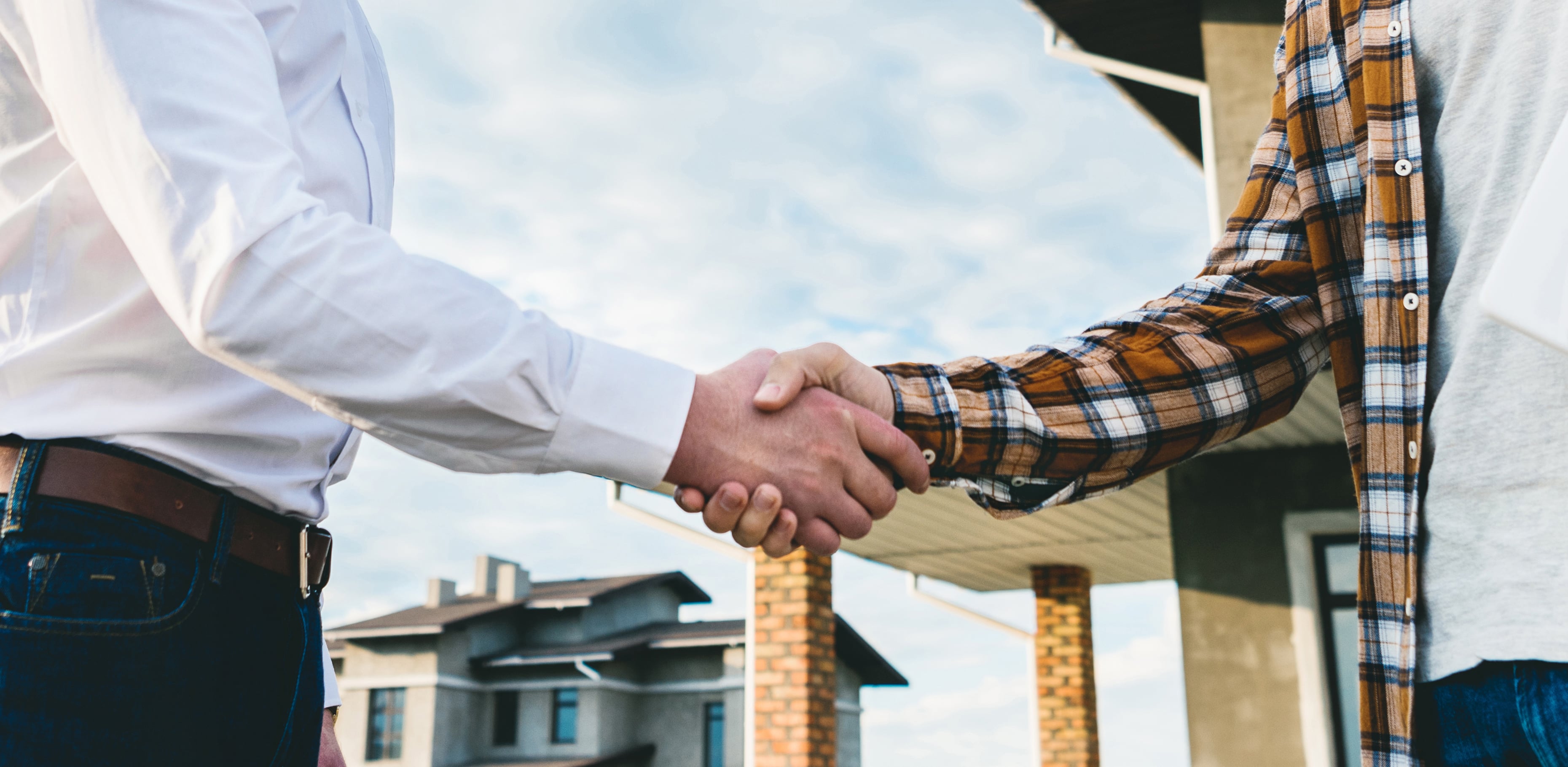 Two people reaching an agreement, representing How Florida Rental Owners Can Respond to Difficult Tenant Situations.